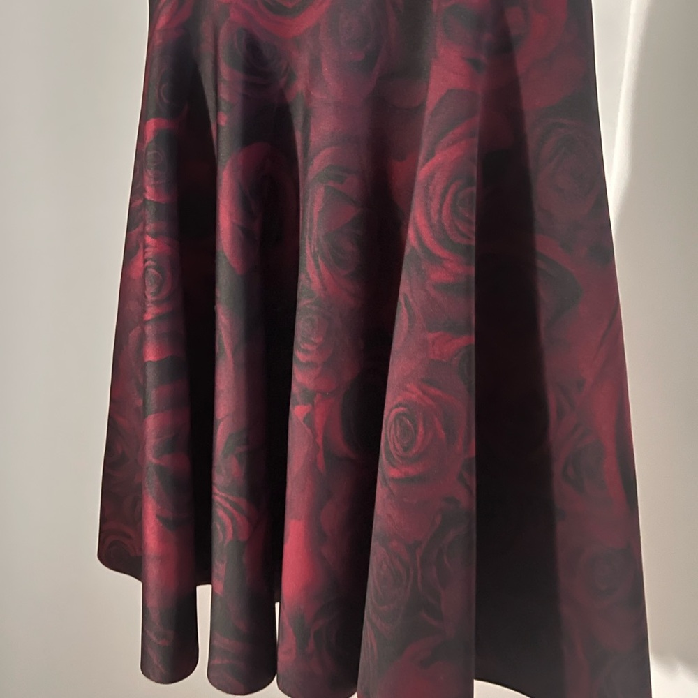 RW&CO. Spécial Édition ELLE Wine and Black Rose-Print High-Low Fit & Flare Dress - Picture 6 of 16